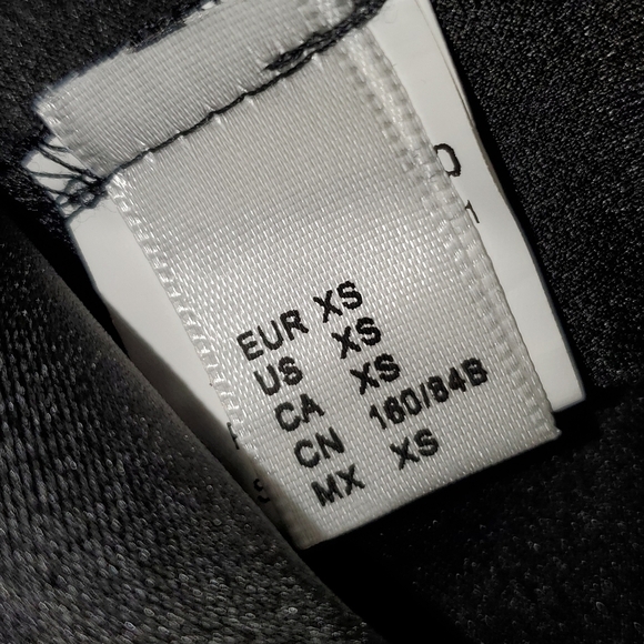 Black top with scalloped hem NEW XS - Picture 4 of 5